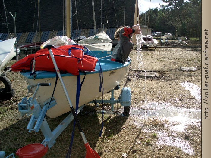 Joé vide le bateau